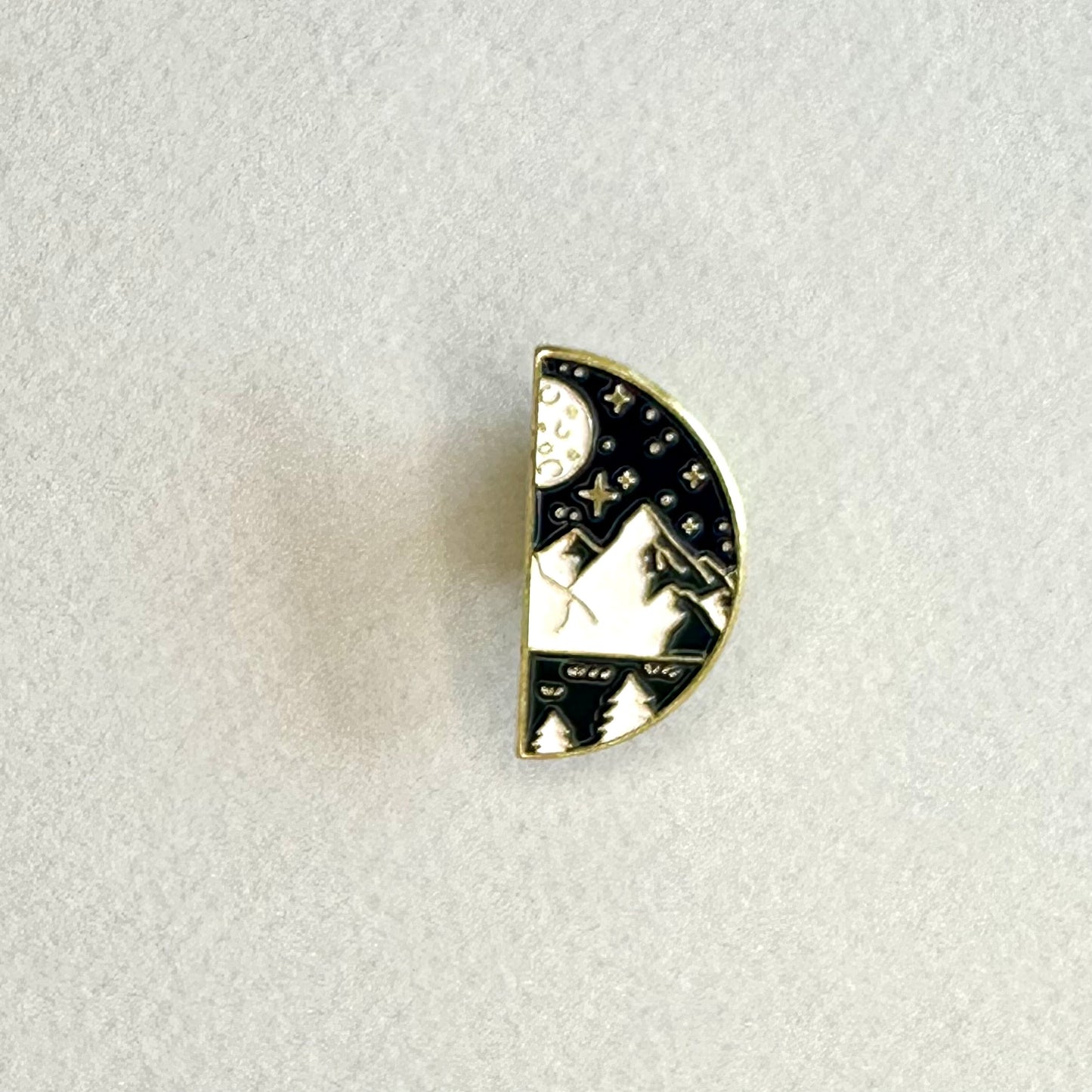 Set of 2 pins - Moon & Sun