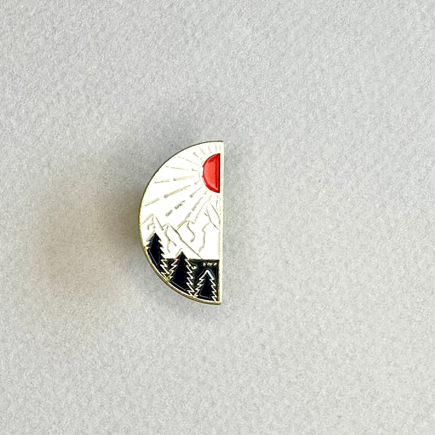 Set of 2 pins - Moon & Sun